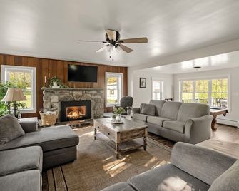 Outdoor Oasis with pickleball, swimming pond, basketball, shuffleboard & pavilion with kitchen - Honey Brook - Living room