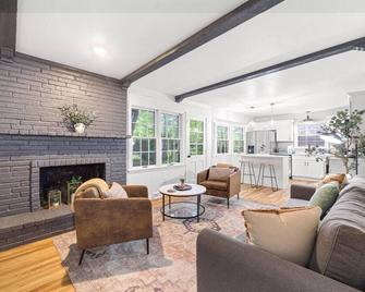 Light Bright Op Remodeled Home 4bd 2bth - Overland Park - Living room