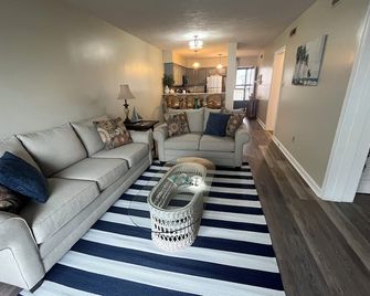 Charming, 1st floor, 2-bedroom condo in pleasant White Lake with WiFi, AC - Elizabethtown - Sala de estar