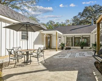 Perfect Pair: A Peaceful Cottage Vibe & Your Own Private Gameroom. - Covington - Patio