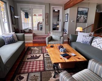 Beautiful 6 bedroom cabin on 1100 acre lake in Fryeburg Maine - Fryeburg - Stue