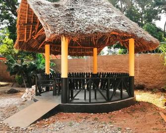 Diani Travelers Guest House - Ukunda - Patio