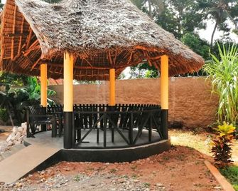 Diani Travelers Guest House - Ukunda - Innenhof