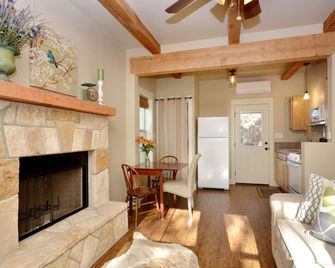 Hcpl -Desert Willow I Cabin, Wimberley - Wimberley - Living room