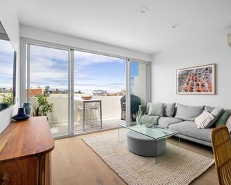 Sandy@Village - newly renovated + bay views - Sandringham - Living room
