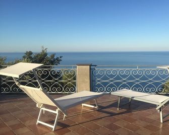 confortable cottage with stunning seaview and total privacy in the nature - Ameglia - Balcone