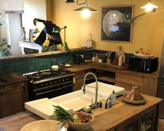 Charming Old House in the heart of a picturesque Burgundian village - Beurizot - Cocina