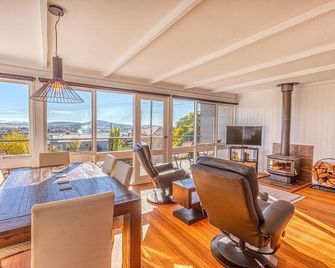 Mimosa Holiday House - St Helens - Wohnzimmer