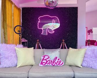 The Dream House Hideaway - Barbie Pool, 1 mile from Mattel Adventure Park - Glendale - Sala de estar