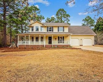 Charming 1-bedroom house in Fayetteville with AC, WiFi, and many more amenities! - Fayetteville - Building