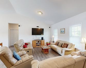 Two-story, lakefront getaway with dock, beach, grill, 2 kayaks, 2 canoes, AC - Orange - Sala de estar