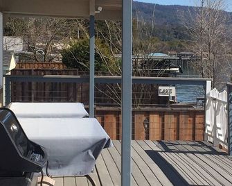 Beautiful 5 Bedroom, 3 bath waterfront home on Clearlake w/private hot tub - Nice - Balkon