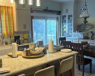 Large 4-bedroom house with AC and WiFi in peaceful Hilton - Hilton - Dining room