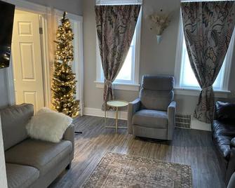 3 Bedroom Home by Airport and Downtown Milwaukee\nOther listing 5 bd St Francis - Cudahy - Sala de estar