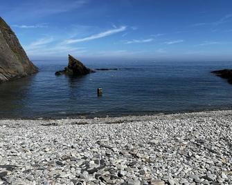 new barn ,next to stream , 2 min walk to the beach - Kinsale