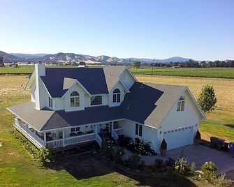 Makiivka Estate - Lakeport - Будівля