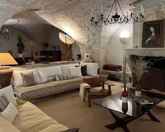 Beautiful Bastide in Provence with swimming pool, tennis court, and jacuzzi - Céreste - Living room