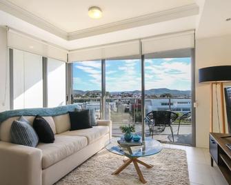 Urban Edge Apartments by Urban Rest - Brisbane - Living room