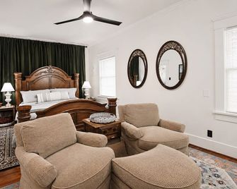 The Painted Lady Craftsman. Sleeps 8. Unique & gorgeous comfort filled house. - Henryetta - Huiskamer