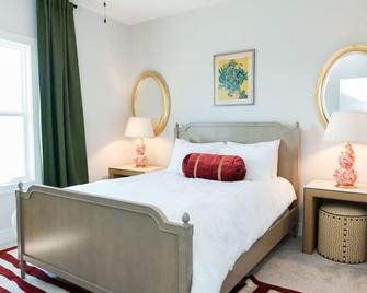 305 | Kevin - 1300 Stoney Ridge · Beautiful King Bed Master 2-Bed 2-Bath Condo - Forest - Habitación