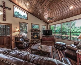 Homer's Hideaway, 3 Bedrooms, Sleeps 8, Pets Welcome, Ping Pong - Ruidoso - Oturma odası