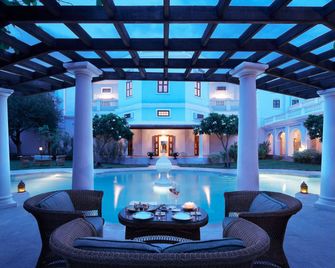 Taj Falaknuma Palace - Haiderabad - Zwembad