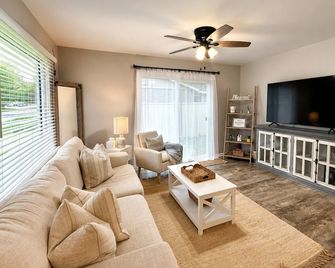 Charming 2-bedroom house with WiFi, AC in lovely Michigan City - Michigan City - Huiskamer