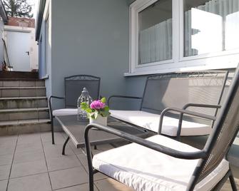 Zentrale, ruhige Wohnung in Innenstadt - Küche, Parkplatz, Terrasse, SmartTV, Netflix - Bitburg - Patio