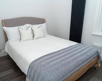 Tremendous 2-bedroom apartment in Lancashire, Blackpool FY1 6BZ, UK - London - Bedroom