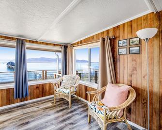 Gorgeous home overlooking the bay near a boat launch - dog-friendly - Garibaldi - Obývací pokoj