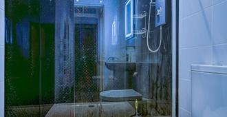 Tiffanys - Coorie Doon Stays - Prestwick - Bathroom