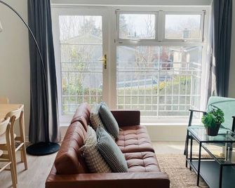 Modern and Spacious No. 5 - sleeps 6 - free parking - Galway - Living room