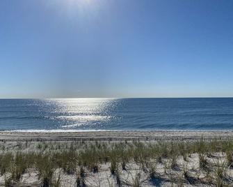 200 feet from the Sand, 3 Bedroom Dutch Colonial Beach House in Lavallette, NJ - Toms River - Beach