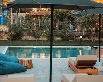 The Blue Wave Hotel - Himare - Basen