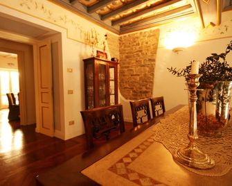 Romantic flat in a Medieval tower of Spoleto - Spolète - Salle à manger