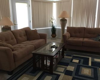 Sunny, Sun City West ~ Furnished, Pd Utls, 4 + 5 Or More Month's Rental Only! - Sun City West - Sala de estar