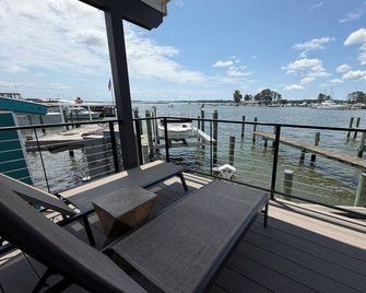 Cass-N-Reel Luxury Houseboat - Grasonville - Balcony