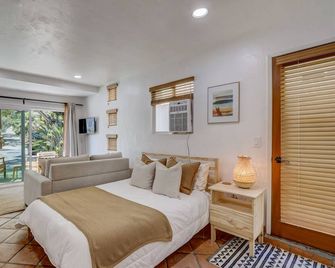New Modern Condo in The Hills! Sleeps 2-4 - Only 5 min to Little Italy - San Diego - Habitación