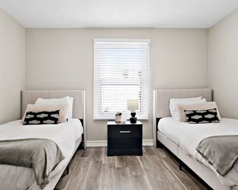 3BR Family Friendly Retreat Free parking, Wine & Netflix 5 Mins from The Falls. - Niagara Falls - Bedroom