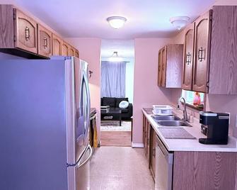 Charming 4-bedroom house in wonderful Belleville with WiFi, AC - Belleville