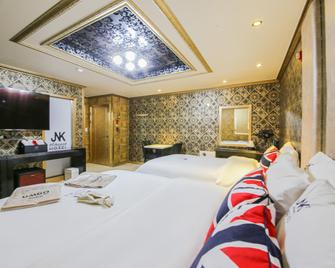Gunsan Jnk Hotel (City Hall Branch) - Gunsan - Schlafzimmer