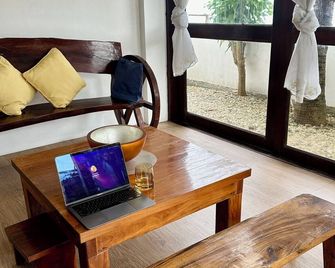 Bohol Beach House Costa Cantagay 4 bdrms for 10-12 pax (beachfront) - Jagna - Living room