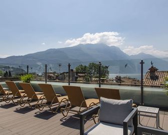 فندق أنتيكو بورجو - ريفا ديل غاردا - شرفة