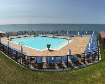 Water's Edge Resort and spa w indoor and outdoor pool and beach. Condo Sleeps 6 - Westbrook - Pool