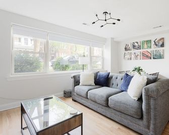 The Bright Retreat in Andersonville - Chicago - Living room