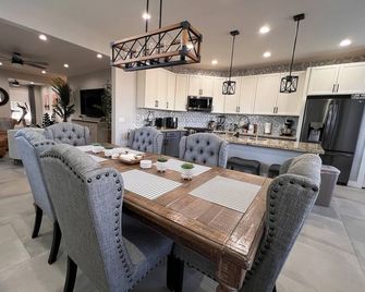 Stunning 3 Bedroom Desert Retreat with Pool, Gazebo and Home Gym - Casa Grande - Comedor