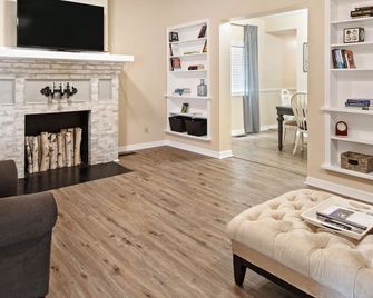 Hyde Park King Bed W/ Office By Tgh/Bayshore/Ut - Tampa - Living room