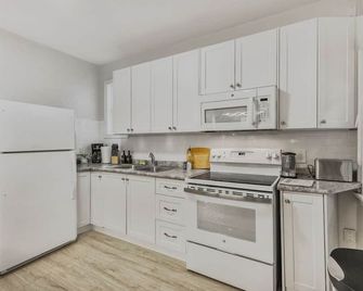 Chic 2 Br Urban Retreat Near Beach Free Parking - Oshawa - Kitchen