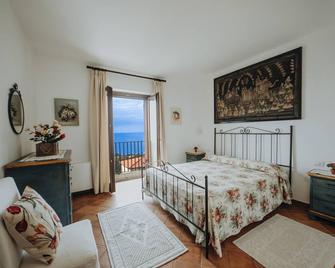 Residence Golfo Degli Ulivi - Two-Room Apartament 6 - Caprioli - Habitación