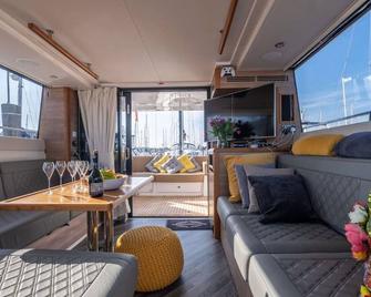 2br Heated Yacht, Lymington Centre, Beautiful View - Lymington - Sala de estar